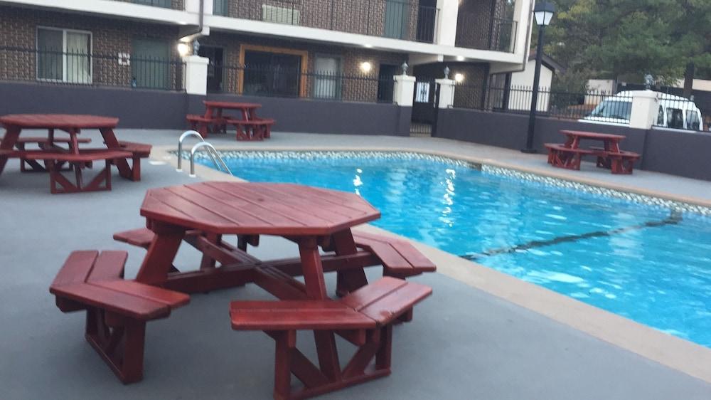 Econo Lodge Inn & Suites University Huntsville Ngoại thất bức ảnh